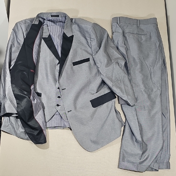 Elegant Gray Suit with Black Accents